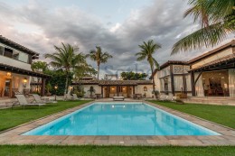 Large house with pool facing the sea